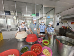 融安县市场监管局法律正在学生步队后方